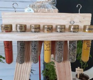 Porta tempero com 7 unidades de temperos naturais, de parede, em madeira